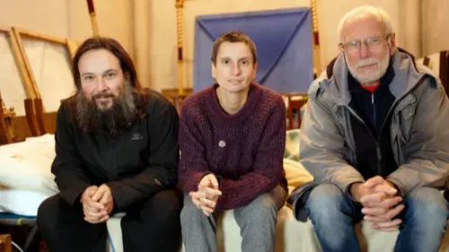 Calais : après 25 jours sans manger, le prêtre arrête sa grève de...